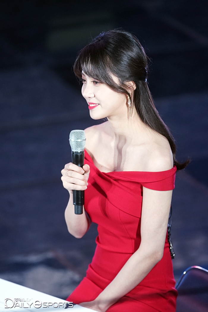 [포토] 롤챔스 김민아 아나운서 '강렬한 붉은 드레스'