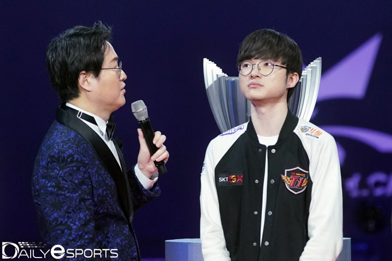 인터뷰 도중에 2018년 동료들을 생각하며 눈물을 글썽인 '페이커' 이상혁(오른쪽).