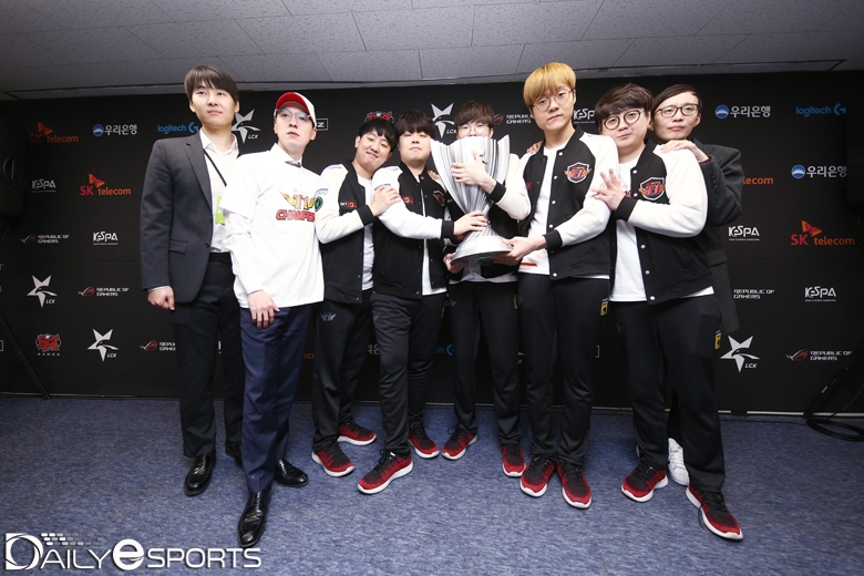 V7을 달성한 SK텔레콤 T1 선수단.