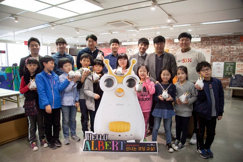 첫 수업에 참가한 어린이와 초등컴퓨팅교사협회 선생님들의 모습.
