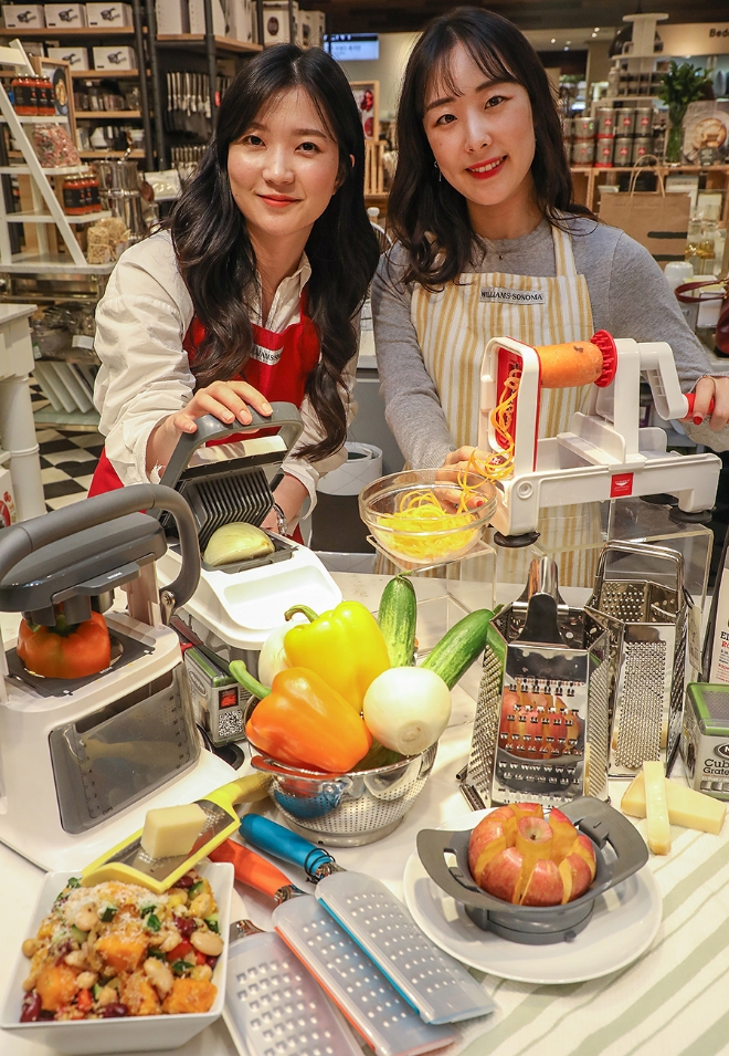 14일 오전, 현대백화점 목동점 지하1층 윌리엄스소노마 매장에서 직원들이 쿡스툴 상품을 시연하고 있는 모습. /사진 제공 = 현대백화점