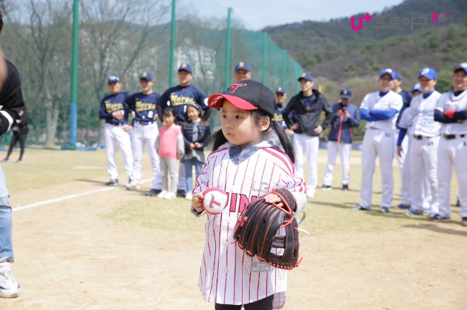 LG유플러스(부회장 하현회)는 13일(토) ‘제2회 2019 U+5G 사회인 야구대회’ 개막전을 시작으로 국내 최고의 사회인 야구팀을 가리는 2개월 간의 대장정에 본격 돌입했다고 14일 밝혔다./사진 제공 = LG유플러스