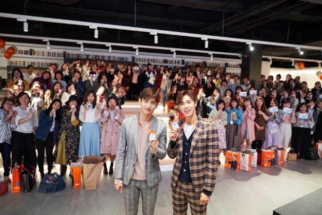 ‘4월13일 제주항공 팬 페스티벌 with 동방신기’ 행사에서 동방신기와 팬들이 함께 기념촬영을 하고 있다./ 사진 제공 = 제주항공