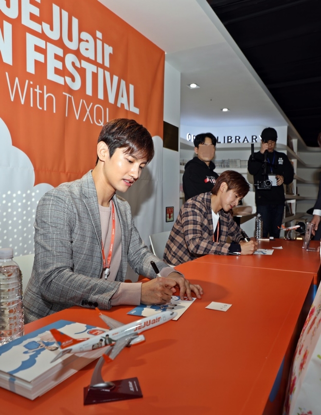 ‘4월13일 제주항공 팬 페스티벌 with 동방신기’행사에서 동방신기와 팬들이 함께 기념촬영을 하고 있다.