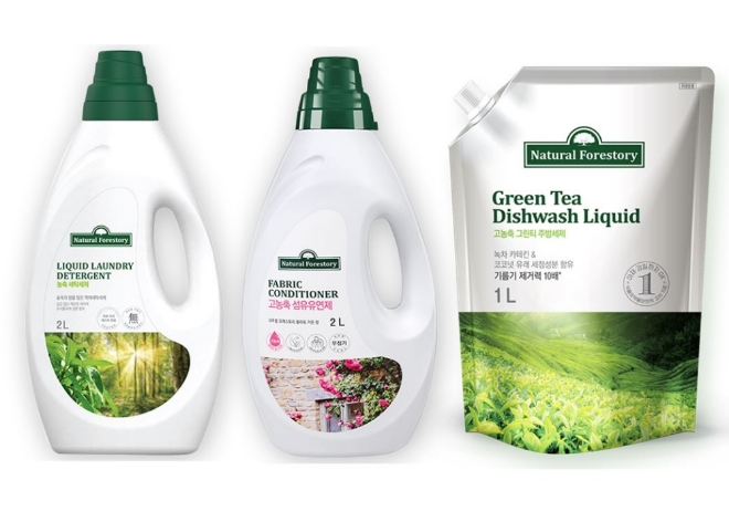 애경산업은 화학성분을 줄인 내추럴 패밀리 케어 브랜드 내추럴 포레스토리 3종을 선보였다. 왼쪽부터 농축 액체세탁세제, 고농축 섬유유연제, 고농축 그린티 주방세제 모습. / 사진 제공 = 애경산업