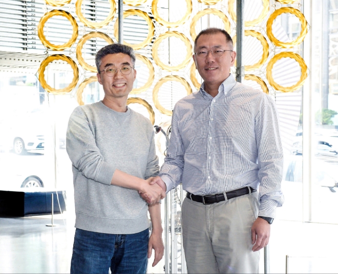 현대자동차가 네이버 CTO 출신 송창현 대표가 설립한 스타트업 '코드42(CODE42.ai)'에 전략 투자하고 미래 모빌리티 분야에서 상호 다각적인 협력에 나선다고 밝혔다. 사진은 현대차그룹 정의선 수석부회장(사진 우측)과 코드42 송창현 대표가 논현동에 위치한 ‘현대모터스튜디오 서울’에서 만나 의견을 나눈 뒤 기념촬영을 하고 있는 모습. /사진 제공 = 현대기아차