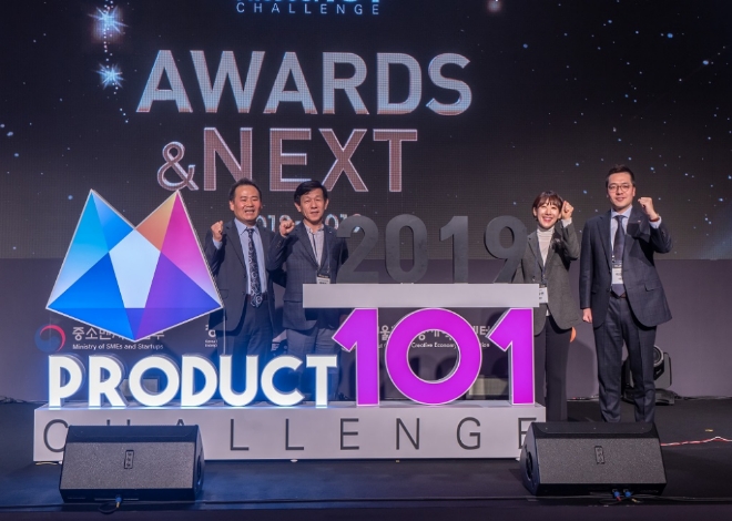 지난 2월 19일 오후 서울 콘래드호텔에서 열린 1기 '프로덕트 101’ 시상식에서 참석자들이 '2019 프로덕트 101'의 성공을 기원하는 세리머니를 하고 있다. (왼쪽부터 창업진흥원 김광현 원장, 서울창조경제혁신센터 한정수 센터장, 시앤컴퍼니 이승현 대표, CJ주식회사 이승화 상무 /사진 제공 = CJ그룹