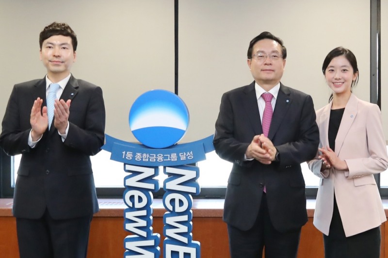 우리은행 본점 투게더룸에서 열린 그룹경영협의회에서 배지 수여식을 가졌다. 손태승 우리금융그룹 회장(가운데)이 직원들과 새롭게 디자인된 그룹 배지를 착용하고 기념촬영을 하고 있다. / 사진 제공 = 우리금융그룹