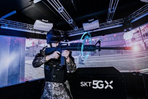 사진=육사 생도가 VR 기반 정밀사격훈련 시뮬레이터로 전시 상황 사격훈련을 받고 있다