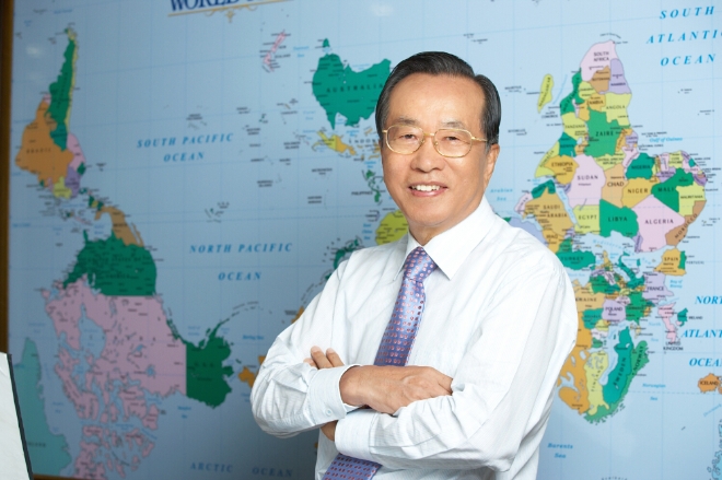 거꾸로지도 앞에 선 김재철 회장