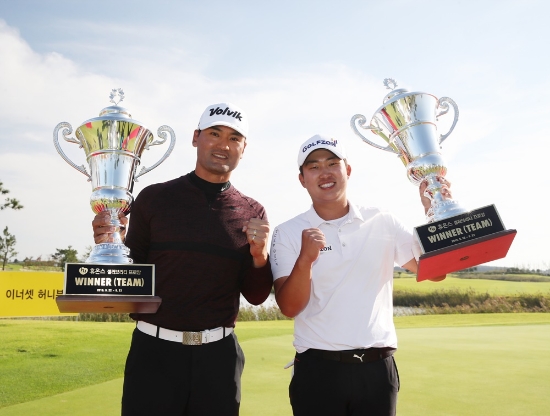 2018년 휴온스 셀러브리티 프로암에서 팀 우승을 차지한 박찬호-김영웅. 사진=KPGA 제공