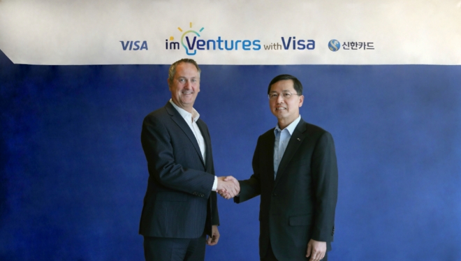 신한카드(사장 임영진)는 Visa Korea(사장 패트릭 윤) 와 핀테크 산업의 발전과 스타트업 생태계 활성화를 위한 스타트업 지원 프로그램인 'I'm Ventures with Visa'를 공동 운영하기로 합의했다고 17일 밝혔다. 서울 소공동 롯데호텔에서 임영진 신한카드 사장(오른쪽)과 크리스 클락 Visa Asia Pacific 총괄대표(왼쪽)가 기념촬영을 하고 있다. / 사진 제공 = 신한카드