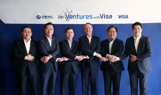 신한카드(사장 임영진)는 Visa Korea(사장 패트릭 윤) 와 핀테크 산업의 발전과 스타트업 생태계 활성화를 위한 스타트업 지원 프로그램인 'I'm Ventures with Visa'를 공동 운영하기로 합의했다고 17일 밝혔다. 서울 소공동 롯데호텔에서 이석창 신한카드 영업총괄본부장(왼쪽부터), 최인선 신한카드 영업추진그룹장, 임영진 신한카드 사장, 크리스 클락 Visa Asia Pacific 총괄대표, 패트릭 윤 Visa Korea 사장, 이유진 Visa Korea 부사장이 기념촬영을 하고 있다.
