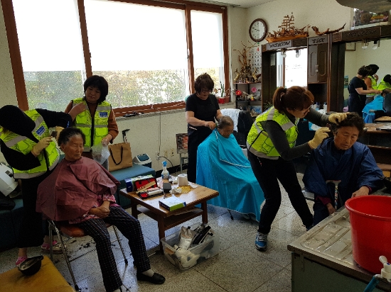 복지관 내 이발관을 빌려 거동불편 어르신 10여 명의 커트와 염색을 하고 있다./사진=담양군