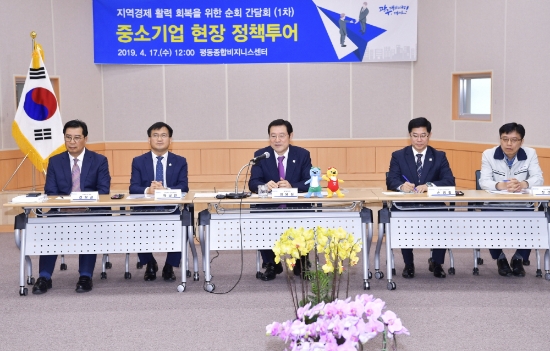 이용섭 광주광역시장이 지역경제 활력 회복을 위한 '중소기업 현장 정책투어'에 나선 가운데 17일 오후 광산구 평동종합비즈니스센터 대회의실에서 산업단지 입주 기업체 대표 및 종사자들과 오찬 간담회를 열고 기업 활성화를 위한 소통의 시간을 갖고 있다./사진=광주광역시