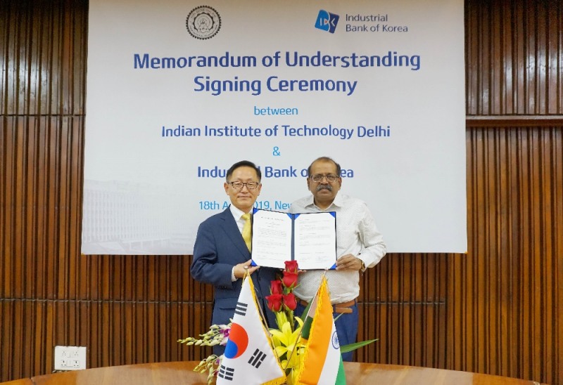 최성재 글로벌사업부 본부장(왼쪽)과 산지브 상히(Sanjeev Sanghi) IIT 경영전문대학 학장이 협약식을 마치고 기념촬영을 하고 있다.