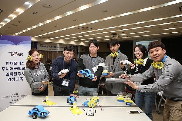 용인 대웅경영개발원에서 주니어공학교실 강사로 선발된 현대모비스 직원들이 한국공학한림원과 한양대 청소년 과학기술진흥센터 소속 강사진들의 설명을 들으며만든 과학 키트를 들어 보이고 있다. / 사진 제공 = 현대모비스