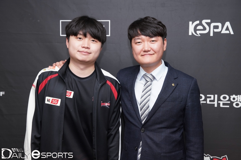 kt 롤스터의 미드 라이너 '비디디' 곽보성(왼쪽)과 오창종 감독.