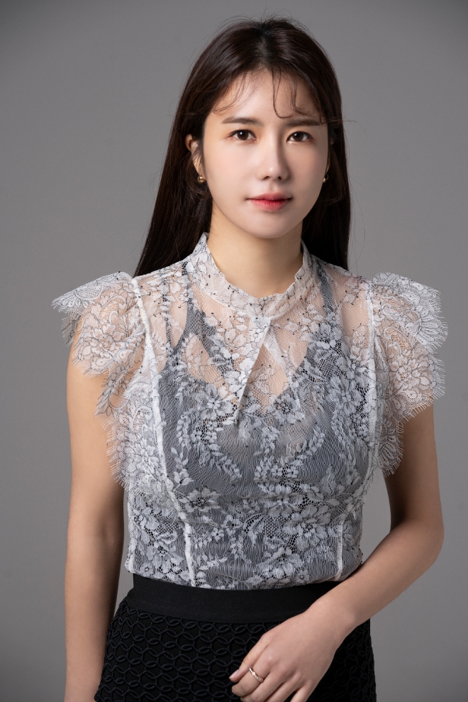 모델 겸 배우 한시연, 화이트 시스루 의상…청초한 매력 발산 '시선 집중'