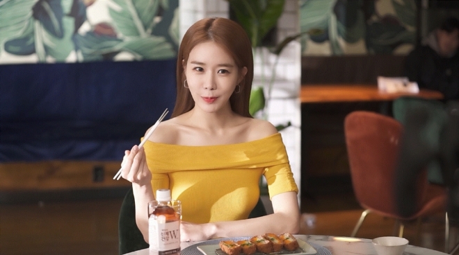 신체건강 W 광고 촬영장에서 만난 유인나, 완벽 몸매의 비결은 잘 먹고 잘 마시기? / 사진 제공 = 한국코카콜라