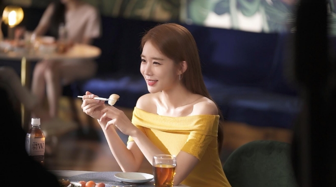 유인나 몸매 비결은 잘 먹고 잘 마시기?…먹방 현장 비하인드 컷 눈길