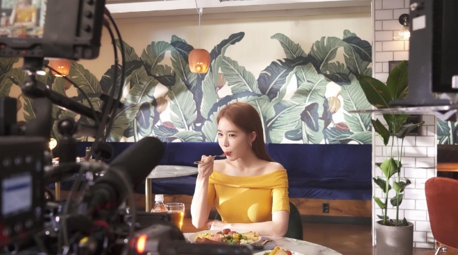 유인나 몸매 비결은 잘 먹고 잘 마시기?…먹방 현장 비하인드 컷 눈길