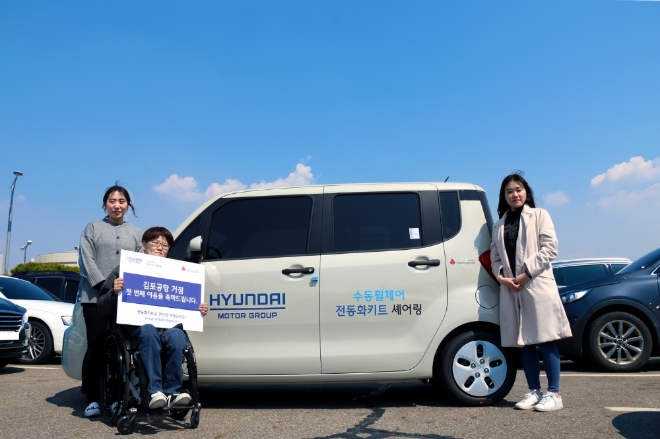 현대차그룹은 ‘장애인의 날’을 맞아 장애인 이동편의 증진을 위한 사회공헌 프로그램인 ‘수동휠체어 전동화키트 셰어링’ 서비스를 확대한다고 19일 밝혔다. 사진은 김포공항에서 ‘수동휠체어 전동화키트 셰어링’ 서비스를 이용하는 정지영(46)씨가 기념 포즈를 취하고 있는 모습. /사진 제공 = 현대자동차그룹