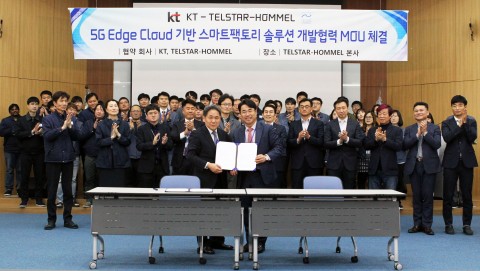 사진=(앞줄 왼쪽부터)KT 마케팅부문장 이필재 부사장, 텔스타홈멜 임병훈 대표이사가 양해 각서를 체결하고 기념사진을 찍고 있다