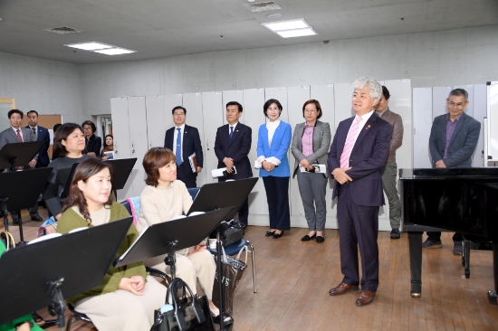 광주광역시의회 교육문화위원회(위원장 김학실)는 지난 4월18일 광주문화예술회관과 광주시립미술관을 방문해 프로그램 운영상황을 점검하고 관계자들을 격려했다./사진=시의회