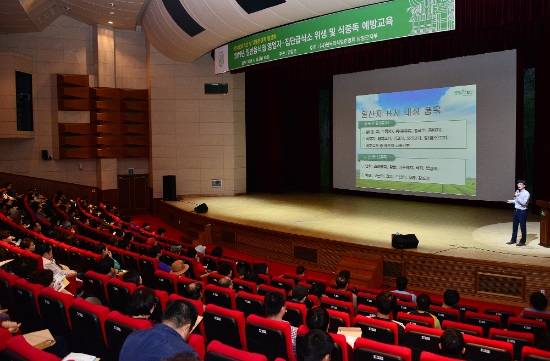 지난 18일 오후 1시 담양문화회관에서 일반음식점 영업주, 사회복지시설 및 집단급식소 관리자 등 500여 명을 대상으로 ‘음식문화 개선 자율실천 결의 및 식중독 예방 교육’을 실시했다./사진=담양군