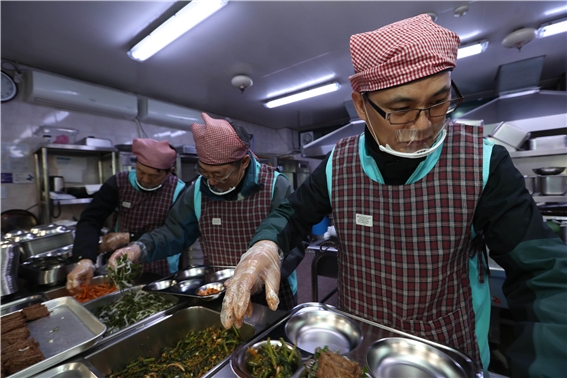 동해시노인종합복지관 사회공헌 활동 모습/ 사진 제공 = 건보공단