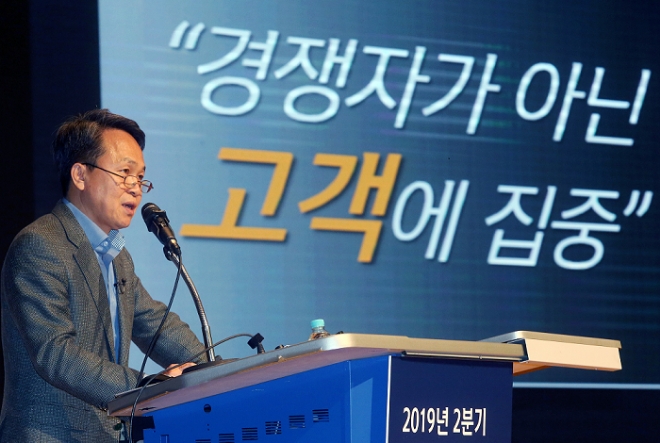 19일 경기도 용인시 소재 신한은행 연수원에서 진행된 2019년 2분기 임.본부장 워크숍에서 진옥동 신한 은행장이 설명하는 모습. / 사진 제공 = 신한은행