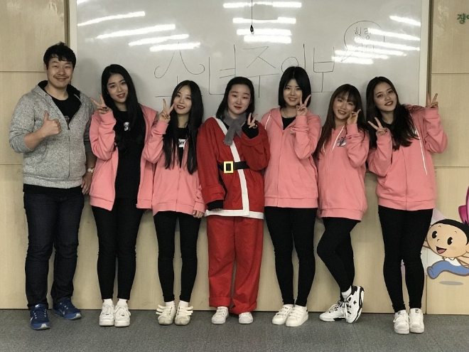엄성흠 대표(왼쪽), 자원봉사자 및 걸그룹 소녀주의보.
