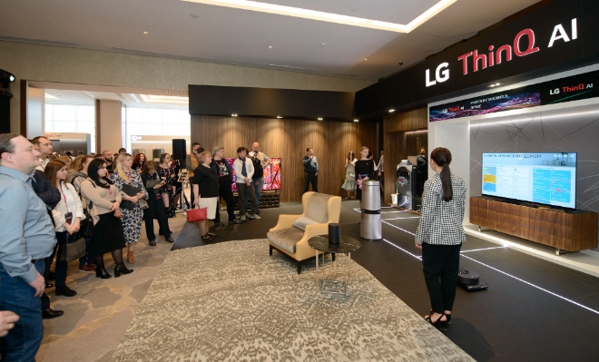 현지시간 19일 모스크바에서 열린 LG전자 신제품 발표 행사에 참석한 거래선, 현지기자 등이 LG 올레드 TV로 LG 씽큐 제품 상태 확인 또는 제어할 수 있는 '인공지능 홈보드' 기능을 체험하고 있다. / 사진 제공 = LG전자