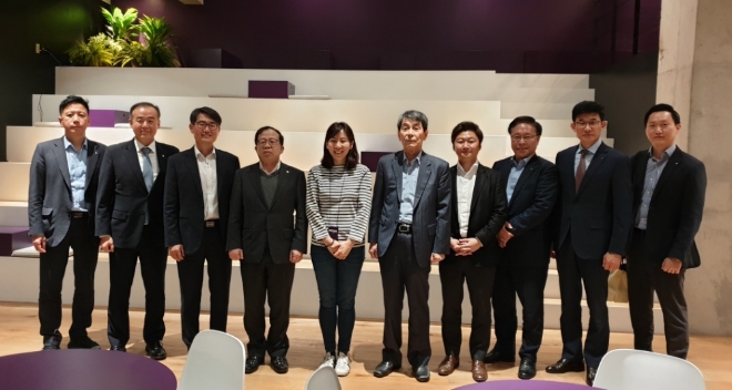 산업은행 이동걸 회장은 마켓컬리를 방문, 유니콘기업 육성에 대한 현장 목소리를 들었다. 사진은 왼쪽 5번째가 컬리 김슬아 대표, 6번째가 한국산업은행 이동걸 회장이며 7번째는 컬리 강정원 CFO이다. / 사진 제공 = 산업은행