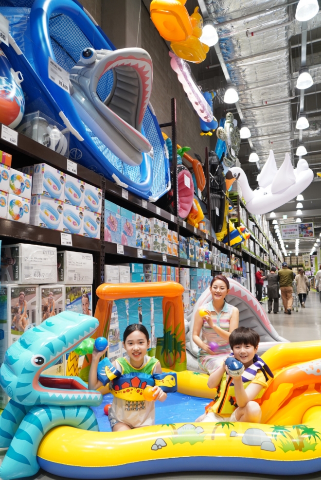 21일 오전 트레이더스 하남점에서 모델들이 볼풀, 구명조끼, 물총 등 다양한 물놀이 용품을 선보이고 있다./ 사진 제공 = 이마트