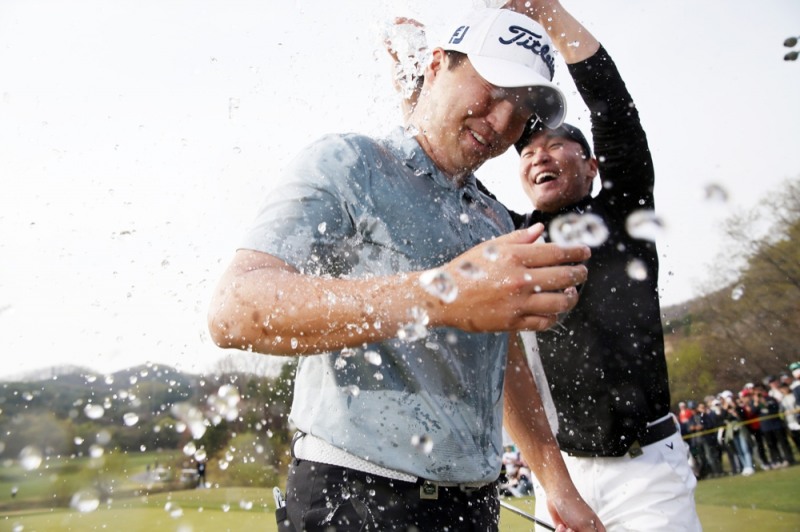 우승 후 물 세례를 받는 이태훈. 프로 통산 3승째를 거뒀다. 사진은 코리안투어.