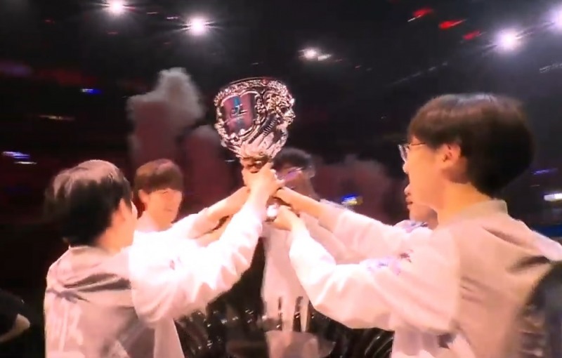 LPL에서 처음으로 우승을 차지한 IG(사진=생중계 화면 캡처).