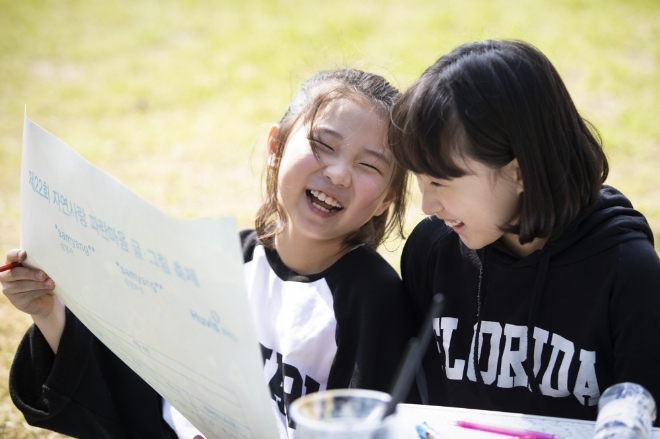 지난 20일 삼양그룹과 휴비스가 개최한 ‘제22회 자연사랑 파란마음 글·그림’ 축제에 참여한 학생들이 휴비스 전주1공장에서 축제를 즐기고 있다. /사진 제공 = 삼양홀딩스