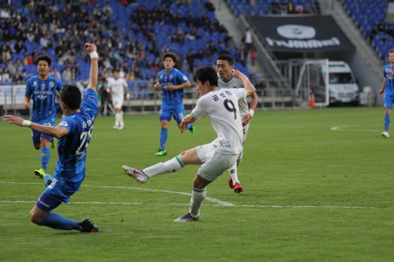울산현대의 통곡의 벽을 무너뜨린 공민현의 슛 모습. 사진_성남FC