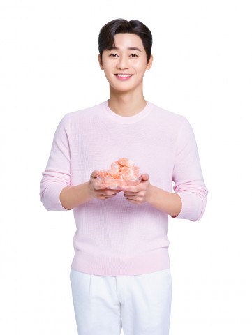 사진=LG생활건강의 오랄케어 브랜드 모델로 선정된 배우 박서준이 히말라야 핑크솔트 암염을 들고 있다