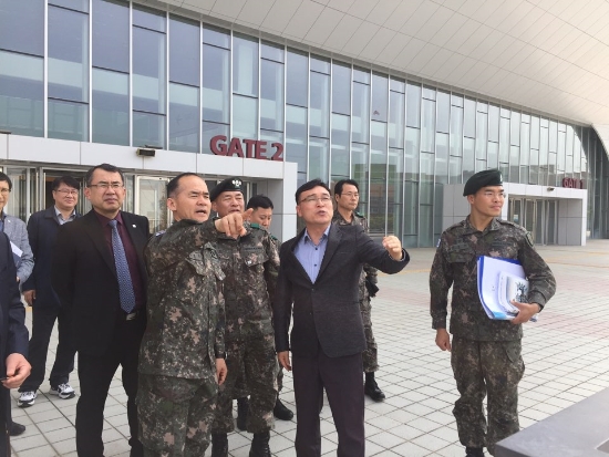 조직위 관계자와 31사단장(소장 소영민)이 남부대 시립국제수영장을 찾아 안전대책 관련 현장점검을 실시하고 있다./사진=조직위