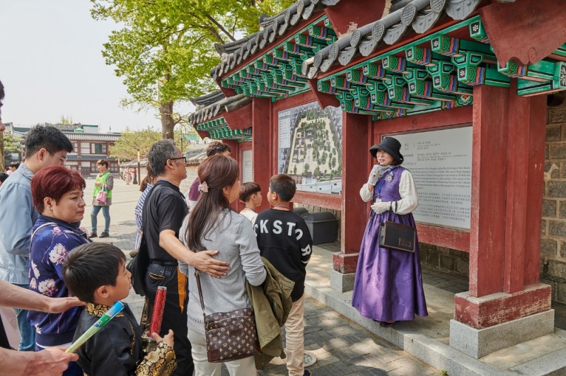 행사에 참석한 쌍용자동차 조합원 가족들이 그룹별로 나뉘어 전문 해설사와 함께 전주한옥마을 곳곳을 둘러보고 있다. / 사진 제공 = 쌍용자동차