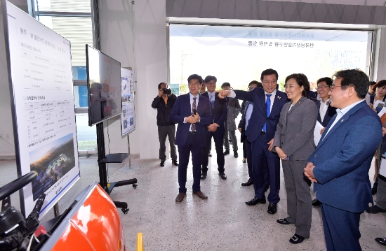 이용섭 광주광역시장이 22일 오후 북구 한국생산기술연구원에서 박영선 중소벤처기업부 장관에게 자율주행차 플랫폼에 대해 설명하고 있다./사진=광주광역시