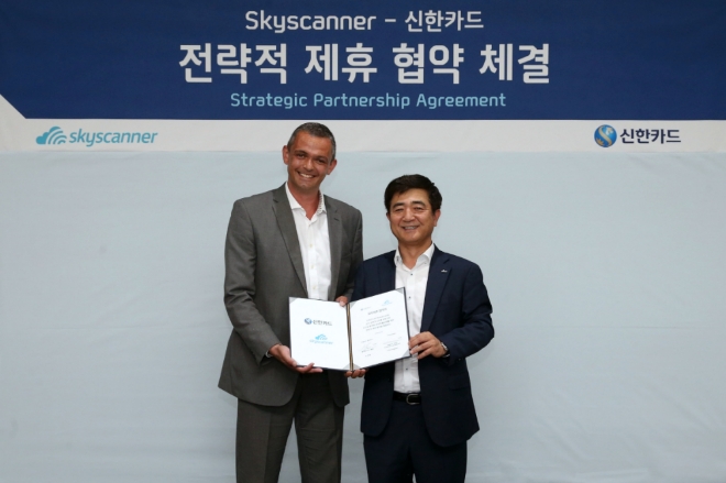 신한카드(사장 임영진)는 글로벌 넘버원 항공권 검색엔진 ‘스카이스캐너(Skyscanner 영국)’와 함께 전략적 제휴 협약식을 가졌다. 이날 협약식은 마이크 퍼거슨(Mike Ferguson) 스카이스캐너 APAC 대표(왼쪽), 이찬홍 신한카드 플랫폼사업그룹장(오른쪽) 등이 참석한 가운데 서울 을지로 신한카드 본사에서 22일 오후 개최됐다. / 사진 제공 = 신한카드