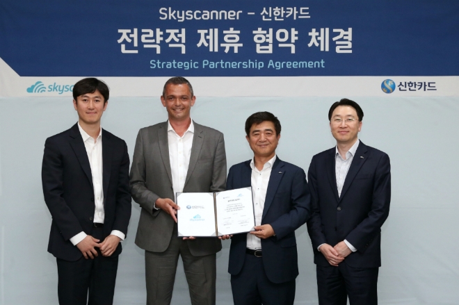 신한카드(사장 임영진)는 글로벌 넘버원 항공권 검색엔진 ‘스카이스캐너(Skyscanner 영국)’와 함께 전략적 제휴 협약식을 가졌다. 이날 협약식은 박민규(Jacob Park) 스카이스캐너 Country Manager(왼쪽부터), 마이크 퍼거슨(Mike Ferguson) 스카이스캐너 APAC 대표, 이찬홍 신한카드 플랫폼사업그룹장, 유태현 신한카드 디지털First본부장 등이 참석한 가운데 서울 을지로 신한카드 본사에서 22일 오후 개최됐다.
