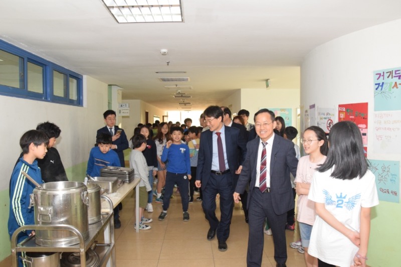 북경한국국제학교는 장하성 신임 주중국 대사가 2019년 4월 19일 북경한국국제학교를 방문했다 / 사진=서화미(북경)