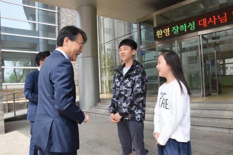 북경한국국제학교는 장하성 신임 주중국 대사가 2019년 4월 19일 북경한국국제학교를 방문했다 / 사진=서화미(북경)