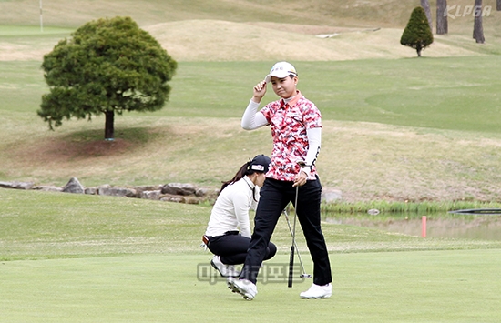마지막홀에서 버디로 승부의 마침표를 찍은 첸유주 사진제공 KLPGA