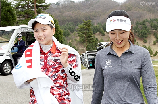 동료인 쑤이샹(20,중국)의 축하 받는 첸유주 사진제공 KLPGA